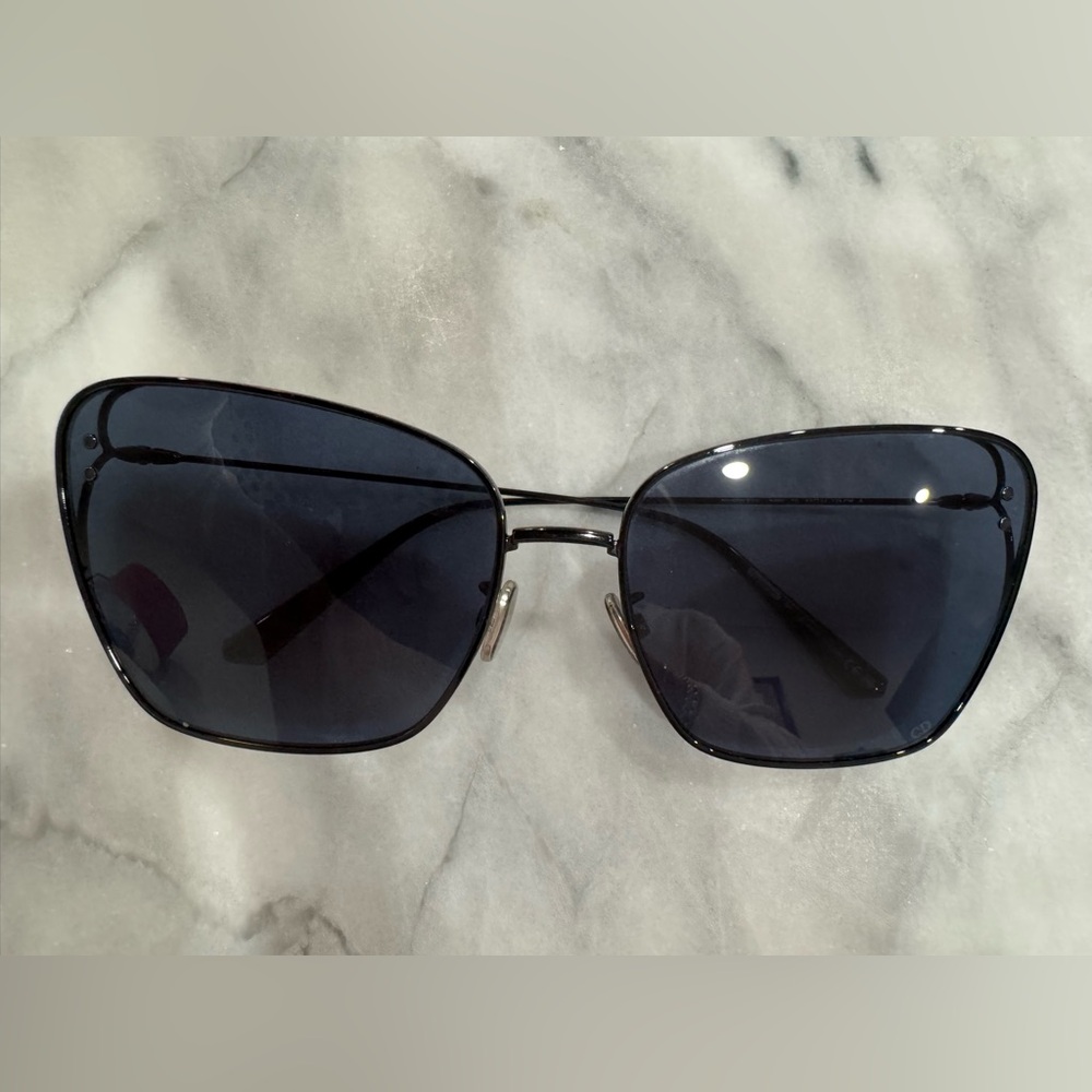 Dior B2U H4BO sunglasses Authentic Retail $500
Black Sunglasses with Case